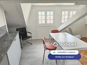 Mieszkanie do wynajęcia za 899 € miesięcznie w mieście Jouy-en-Josas, Rue du Docteur Kurzenne