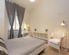 私人房间 正在以 €700 的月租出租，其位于 Rome, Largo Somalia