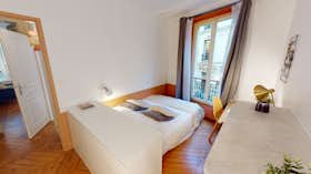Private room for rent for €1,079 per month in Paris, Rue La Boétie