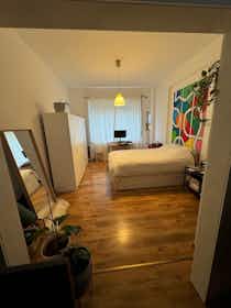 Apartment for rent for €825 per month in Schaerbeek, Rue Colonel Bourg