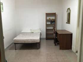 Отдельная комната сдается в аренду за 450 € в месяц в Naples, Via Cedronio