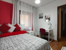 Cameră privată de închiriat pentru 595 EUR pe lună în Alcalá de Henares, Calle Marqués Alonso Martínez