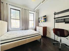 Отдельная комната сдается в аренду за $1,060 в месяц в Ridgewood, Madison St
