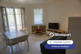 Casa para alugar por € 700 por mês em Hyères, Avenue Andrée de David-Beauregard