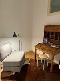 Lägenhet att hyra för 1 850 € i månaden i Lisbon, Rua Heliodoro Salgado