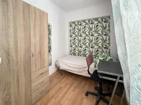 私人房间 正在以 €300 的月租出租，其位于 Alicante, Avenida Jijona