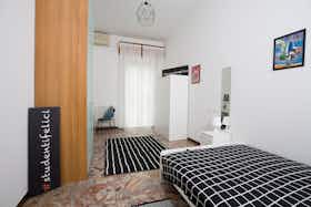 Private room for rent for €570 per month in Rimini, Via Giuseppe Garibaldi