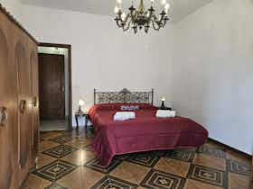 Appartement te huur voor € 3.123 per maand in Giarre, Corso Italia