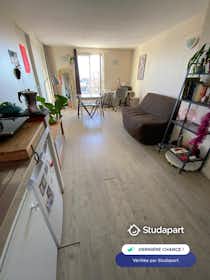Apartamento para alugar por € 600 por mês em Pontoise, Place du Grand Martroy