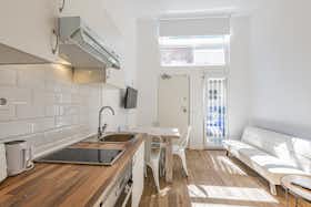 公寓 正在以 €1,800 的月租出租，其位于 Madrid, Calle del Espinar