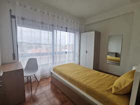 Cameră privată de închiriat pentru 360 EUR pe lună în Coimbra, Estrada da Beira