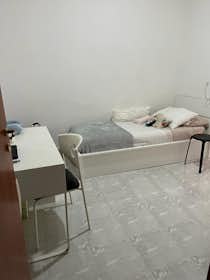 Privé kamer te huur voor € 400 per maand in Naples, Via delle Zite