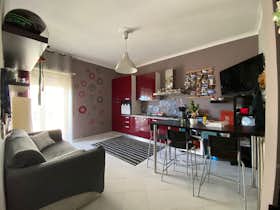 Appartement te huur voor € 550 per maand in Naples, Via Paolo Castaldi e Luigi Sequino