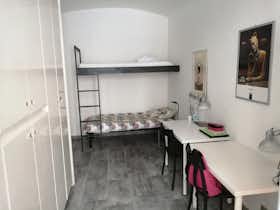 Shared room for rent for €255 per month in Turin, Piazza Vittorio Veneto