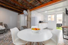 Studio for rent for €1,000 per month in Valencia, Calle Juan Fabregat