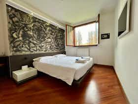 Appartement te huur voor € 1.500 per maand in Arese, Via Senato