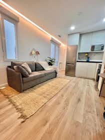 Apartamento en alquiler por 2300 € al mes en Madrid, Calle de Montesa