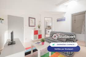 Apartment for rent for €1,275 per month in Bordeaux, Rue Vandebrande