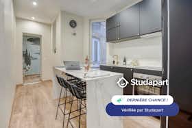 Appartement te huur voor € 740 per maand in Saint-Étienne, Rue Sainte-Catherine