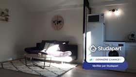 Appartement te huur voor € 550 per maand in Bourg-lès-Valence, Rue Dupont