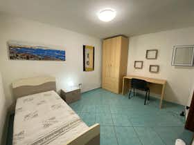 Private room for rent for €450 per month in Naples, Vico Scassacocchi
