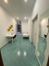 Отдельная комната сдается в аренду за 450 € в месяц в Naples, Vico Scassacocchi
