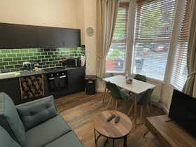 Apartment for rent for £1,830 per month in Birmingham, Gillott Road