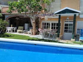 Huis te huur voor € 1.200 per maand in Fuengirola, Calle de la Albahaca