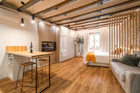 单间公寓 正在以 €1,350 的月租出租，其位于 Barcelona, Carrer de Mercaders