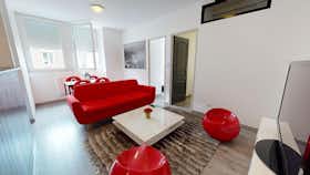 Appartement te huur voor € 690 per maand in Saint-Étienne, Rue Élisée Reclus