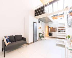 Studio for rent for €1,245 per month in Milan, Via Giambellino