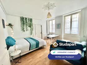 Apartamento para alugar por € 650 por mês em Poitiers, Rue de l'Ancienne Comédie
