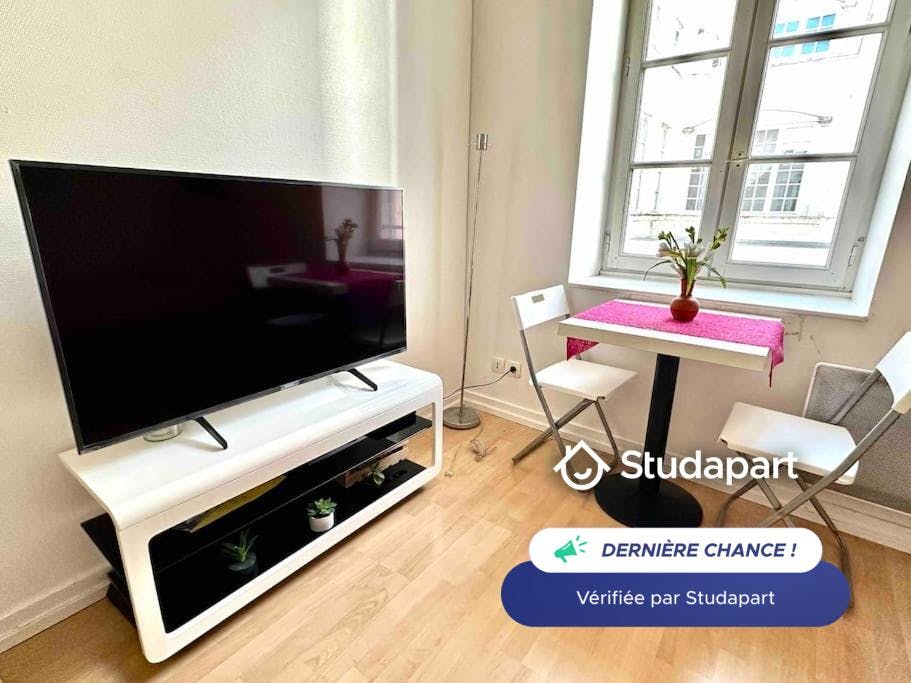 Apartment for rent for €580 per month in La Rochelle, Impasse Tout y Faut