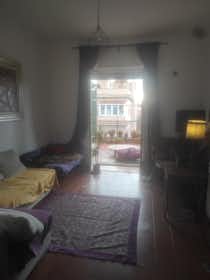 Appartamento in affitto a 1.300 € al mese a Rome, Via Lucilio