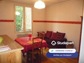 Apartment for rent for €1,307 per month in Versailles, Rue Montbauron