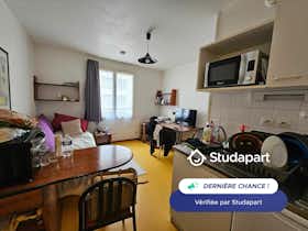 Mieszkanie do wynajęcia za 400 € miesięcznie w mieście Saint-Étienne, Rue Désiré Claude