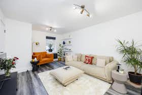 Casa in affitto a 3.999 £ al mese a London, Lymington Close