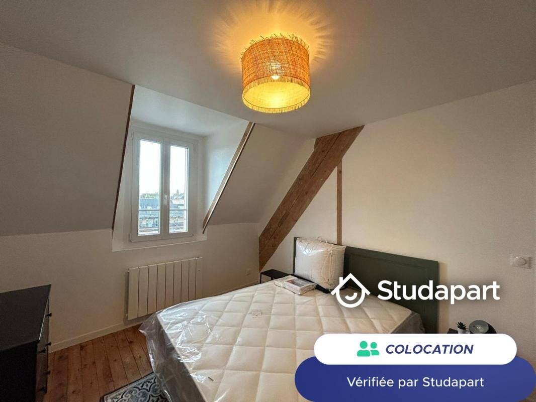 私人房间 正在以 €450 的月租出租，其位于 Compiègne, Rue de Noyon