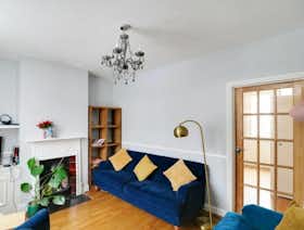 Maison à louer pour 3 200 £GB/mois à London, Hillside Grove