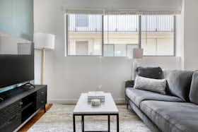 Appartamento in affitto a $3,984 al mese a Los Angeles, Motor Ave