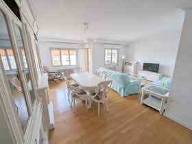 公寓 正在以 €1,200 的月租出租，其位于 Salamanca, Calle María Auxiliadora