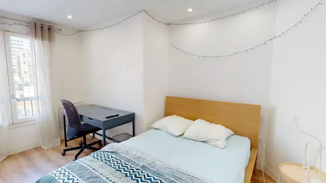Private room in Rue des Remparts, Toulon (1521588) room image 2