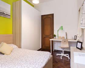 Private room for rent for €710 per month in Bologna, Viale Giovanni Vicini