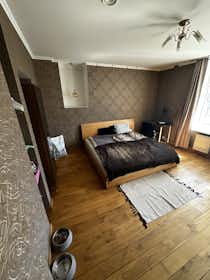 私人房间 正在以 €375 的月租出租，其位于 Riga, Dzirnavu iela