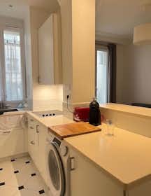 公寓 正在以 €750 的月租出租，其位于 Paris, Rue du Baigneur