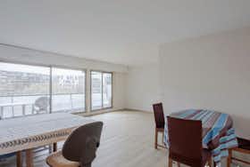 Apartamento para alugar por € 1.800 por mês em Saint-Maurice, Allée des Frères Lumière