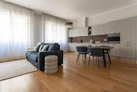 Appartamento in affitto a 1.900 € al mese a Bologna, Via Giuseppe Massarenti