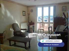 私人房间 正在以 €389 的月租出租，其位于 Bourges, Avenue des Prés le Roi