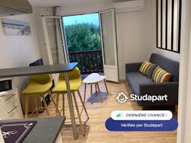 Appartement te huur voor € 620 per maand in Arbonne, Lieu-dit Le Hameau d'Arbonne