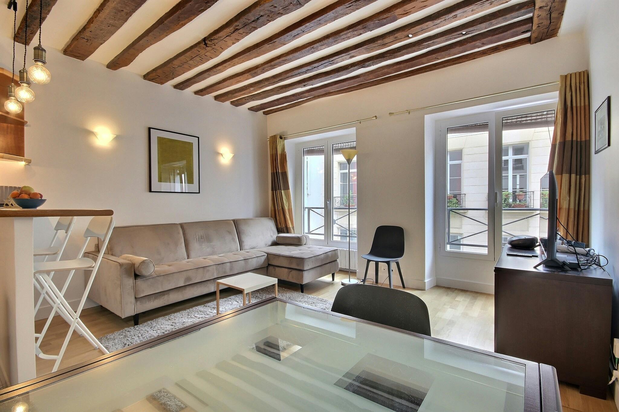 Apartment for rent for €2,675 per month in Paris, Rue Beauregard